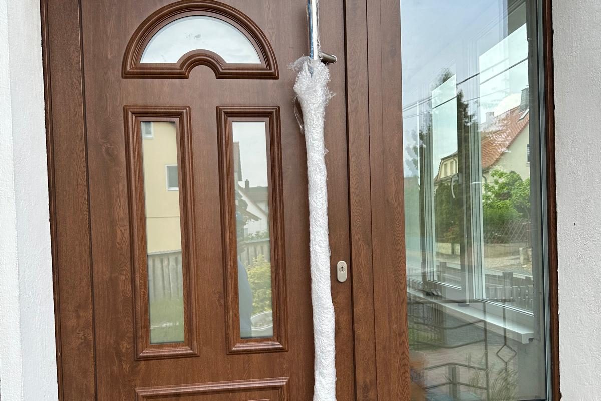 Haustür in Holzdekor mit Rundbogen-Glas und Seitenteil