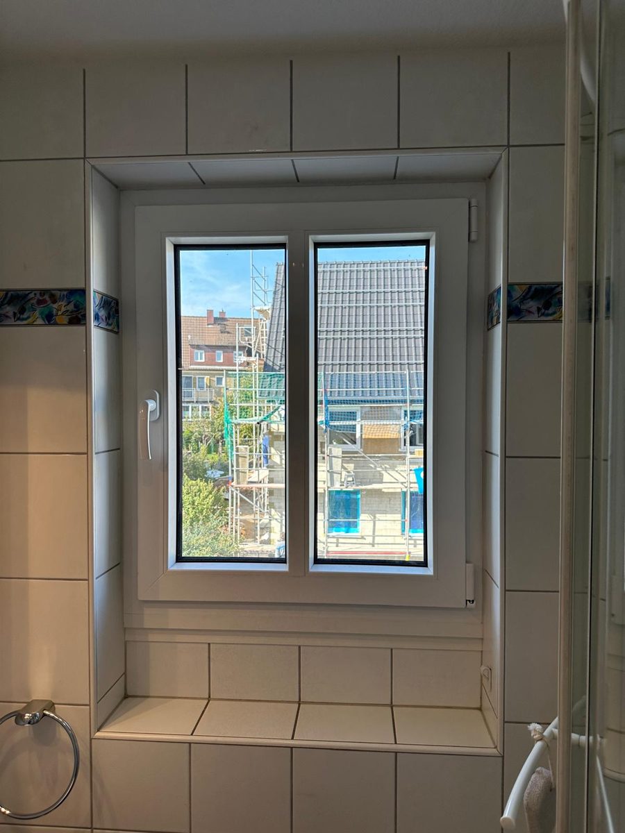 Badfenster in gefliester Laibung