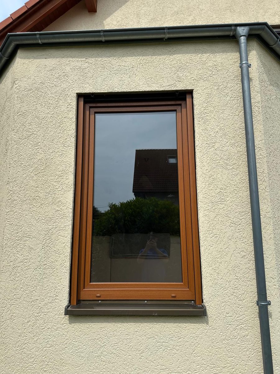 Holzdekor an Putzfassade