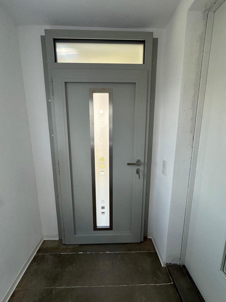 Graue Haustür mit Glasstreifen und Oberlicht, Ansicht aus dem Flur