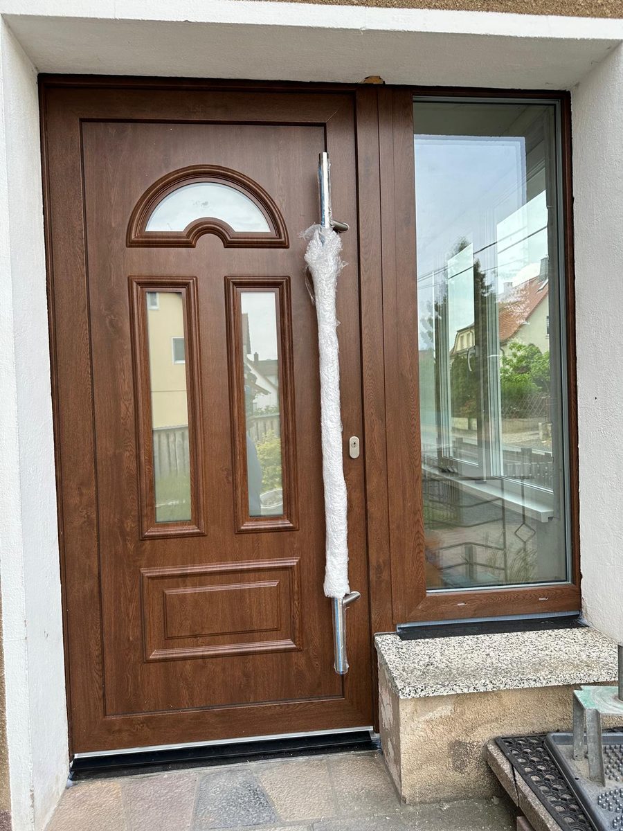 Haustür in Holzdekor mit Rundbogen-Glas und Glas-Seitenteil