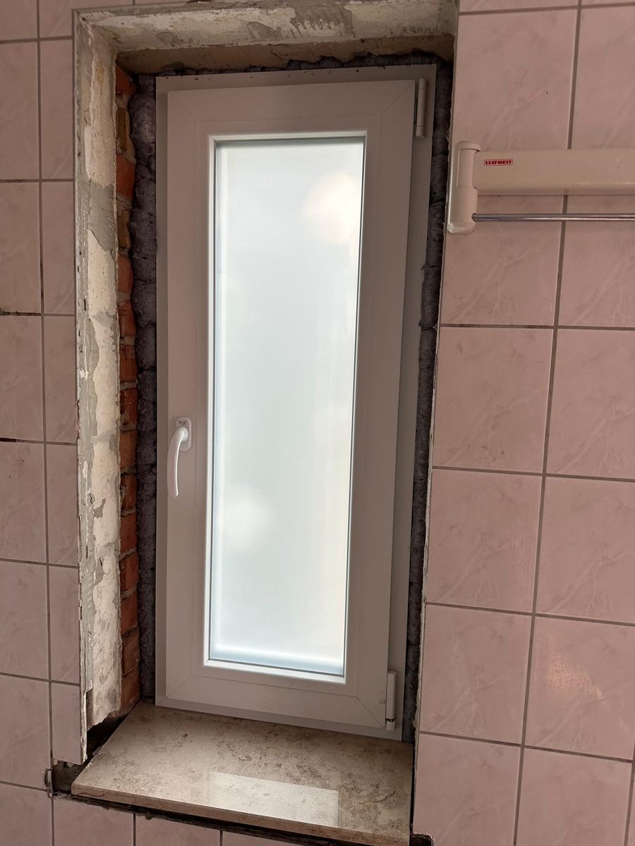 Neues Badfenster vor dem Verputzen