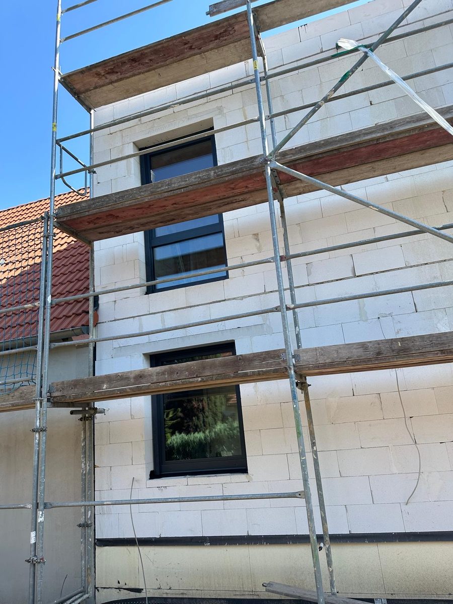 Fenster im Rohbau