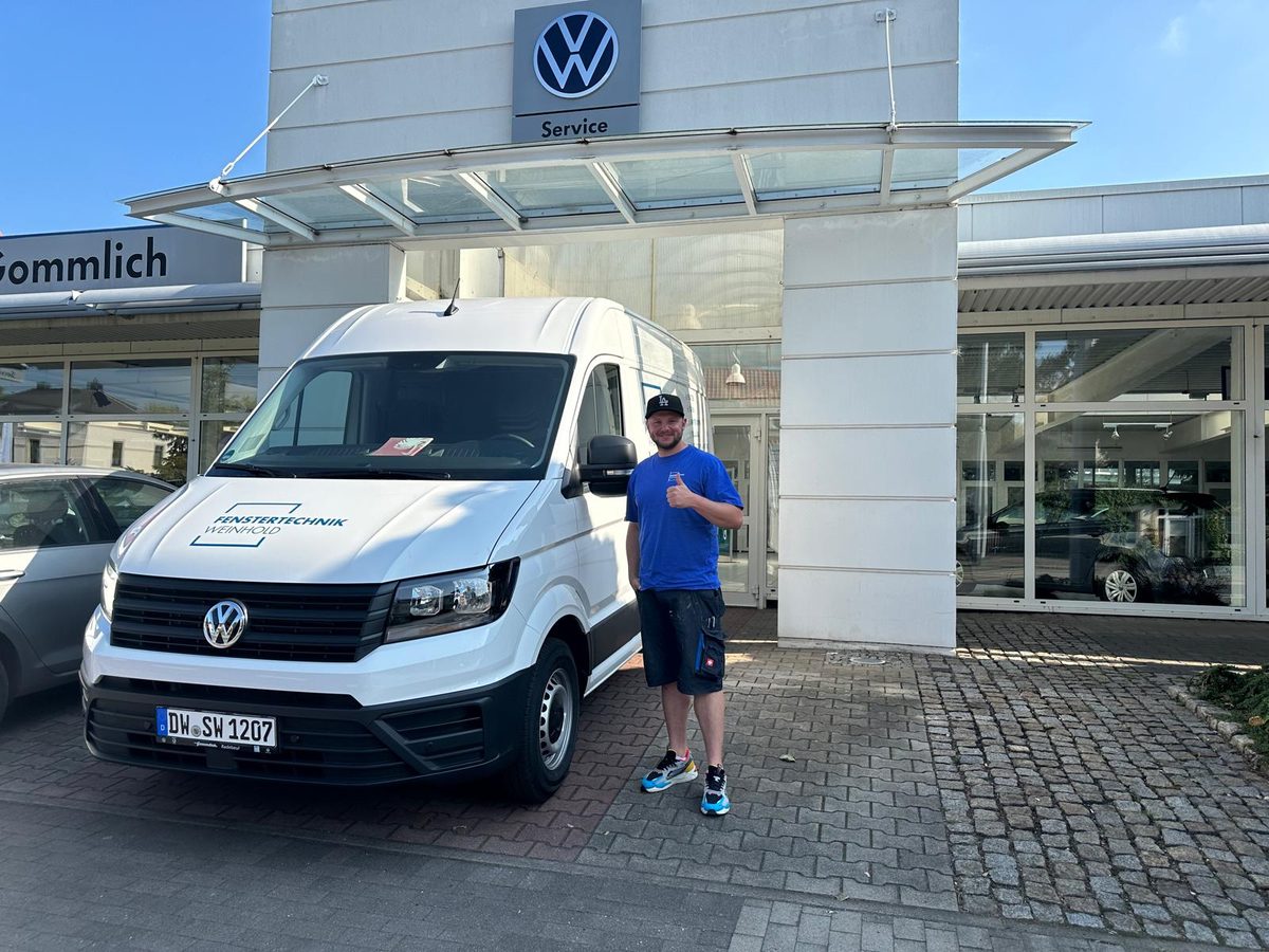 Weißer Firmenwagen von Fenstertechnik Weinhold mit Logo und Telefonnummer
